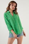Lela Pamuklu Çift Cepli Düğmeli Regular Fit V Yaka Bayan Gömlek 514257519 BENETTON