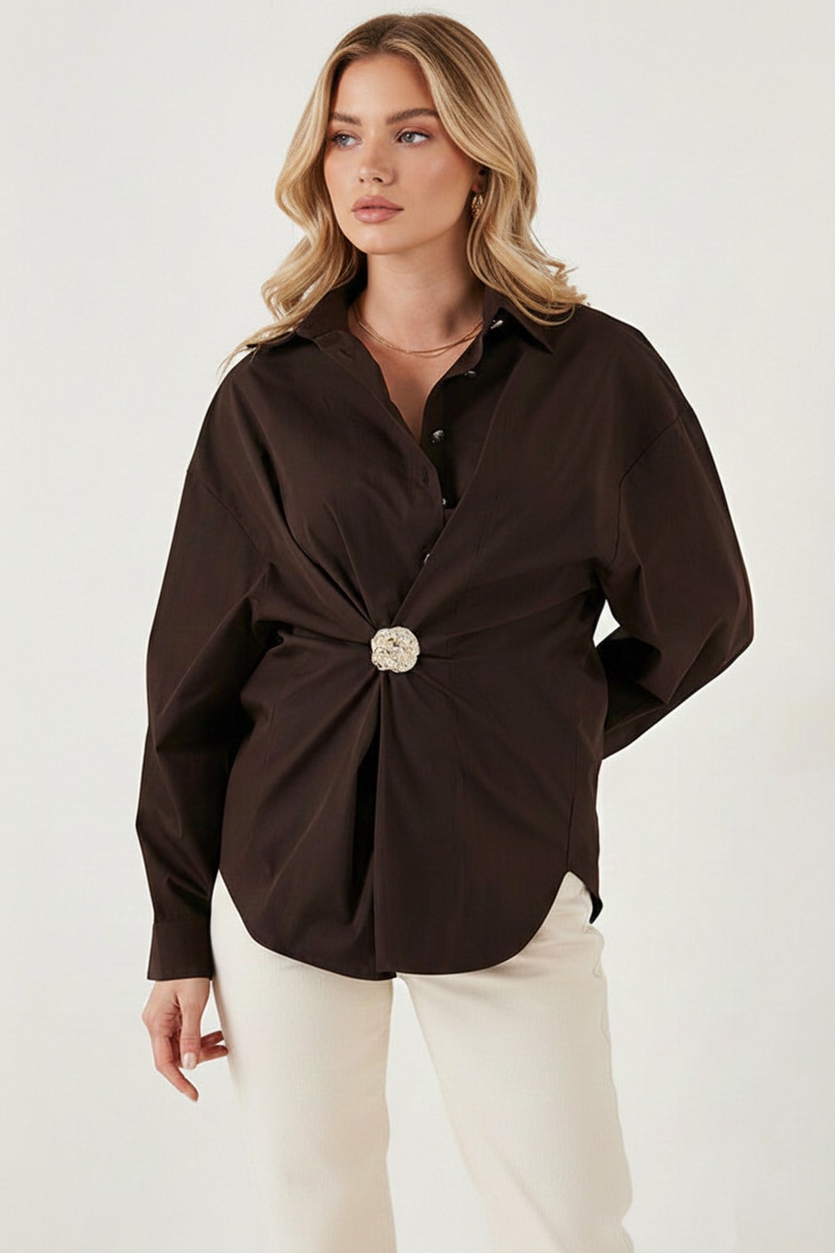Lela Pamuklu Regular Fit Broş Detaylı Uzun Kollu Bayan Gömlek 6834990 KAHVE