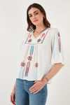 Lela Pamuklu Regular Fit Nakış İşlemeli Bayan Bluz 611BZ0247 EKRU