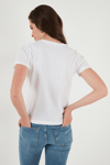 Lela Pamuklu Slim Fit Bisiklet Yaka Minimal İşleme Detaylı Bayan T Shirt 5866398 BEYAZ