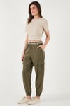 Lela Pamuklu Standart Fit Normal Bel Lastikli Paça Kemerli Jogger Bayan Pantolon 668YP5045 HAKİ