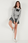 Lela Premium Regular Fit Gömlek Yaka Yumuşak Dokulu Fiyonk Detaylı Taşlı Bayan Kazak 680KZ00035 GRİ