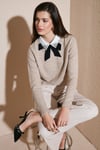 Lela Premium Regular Fit Gömlek Yaka Yumuşak Dokulu Fiyonk Detaylı Taşlı Bayan Kazak 680KZ00035 VİZON