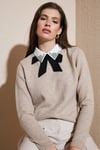 Lela Premium Regular Fit Gömlek Yaka Yumuşak Dokulu Fiyonk Detaylı Taşlı Bayan Kazak 680KZ00035 VİZON
