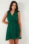 Lela Regular Fit Kruvaze Yaka Bağlama Detaylı Şifon Mini Boy Abiye Bayan Elbise 6789075 ZÜMRÜT