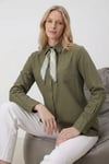 Lela Relaxed Fit Fular Detaylı Klasik Yaka Göğüs Cepli Bayan Gömlek 6925427 HAKİ
