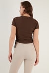 Lela Yanlardan Büzgülü Kısa Kollu Crop Bayan Bluz 5864010 KAHVE