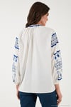 Nakış İşlemeli Pamuklu Oversize Fit Bağlamalı V Yaka Kadın Bluz 676271 EKRU