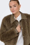 Only Onlnoeme Regular Fit Klasik Yaka Yumuşak Tüylü Düğmeli Bayan Mont 15356776 KAHVE