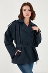 Oversize Fit Kruvaze Yaka Kuşaklı Düğmeli Kadın Trençkot 6839609 LACİVERT