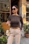 Pamuklu Kayık Yaka Yanı Büzgülü Örme Kadın Bluz 5867059 KAHVE