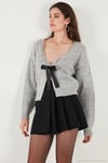 Premium Boncuk ve Fiyonk Detaylı Regular Fit V Yaka Triko Kadın Hırka 680HI00180 GRİ