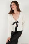 Premium Boncuk ve Fiyonk Detaylı Regular Fit V Yaka Triko Kadın Hırka 680HI00180 EKRU
