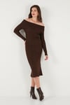 Premium Fitilli Carmen Yaka Slim Fit Midi Boy Triko Kadın Elbise 680EL00033 KAHVE