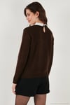 Premium Regular Fit Gömlek Yaka Yumuşak Dokulu Fiyonk Detaylı Taşlı Kadın Kazak 680KZ00035 KAHVE