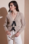 Premium Regular Fit V Yaka Fiyonk Bağlama Detaylı Örgü Desenli Triko Kadın Hırka 680KZ1947 BEJ