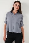 Regular Fit Göğüs Cepli Kısa Kollu Kadın Gömlek 6779324 GRİ