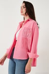 Regular Fit Güpürlü Cep Detaylı Uzun Kollu Kadın Gömlek 6773215 Şeker Pembe
