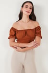 Regular Fit Madonna Yaka Bağlama Detaylı Crop Kadın Bluz 6527017 KAHVE