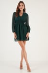 V Yaka Regular Fit Gipeli Düğme Detaylı Şifon Mini Abiye Kadın Elbise 611EL01433 ZÜMRÜT