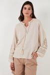 Yakası Bağlamalı Kolları Nakışlı V Yaka Regular Fit Kadın Bluz 611BZ0368 TAŞ