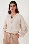 Yakası Bağlamalı Kolları Nakışlı V Yaka Regular Fit Kadın Bluz 611BZ0368 TAŞ