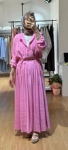 PEMBE OMUZ PİLELİ ELBİSE