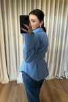 Mavi Belden Oturtmalı Poplin Gömlek