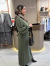 Dik yaka kuşaklı krem elbise yeşil