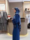 Dik yaka kuşaklı krep kumaş elbise mavi