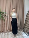YANDAN BAĞLAMALI YIRTMAÇLI KETEN ETEK - SİYAH