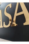 KASA Yazısı Kapı Tabelası – Siyah Pleksi Üzeri Altın Ayna Harf Kesim (Kapı & Kat Yönlendirme)