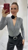 Gümüş Simli Kruvaze Yaka Vatkalı Çıtçıtlı Body Suit Bluz
