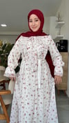 ŞİFON KURDELA DESENLİ ELBİSE