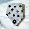  Beyaz Renk İçerisinde Beyaz Papatya Desenli %100 Koton Bandana