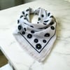  Beyaz Renk İçerisinde Beyaz Papatya Desenli %100 Koton Bandana