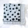  Beyaz Renk İçerisinde Beyaz Papatya Desenli %100 Koton Bandana