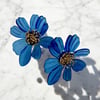  Mavi Renk Akrilik Model Ortası Altın Kaplama Tomurcuk Model Çiçek Küpe En:5 Boy:5 cm