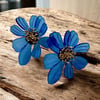  Mavi Renk Akrilik Model Ortası Altın Kaplama Tomurcuk Model Çiçek Küpe En:5 Boy:5 cm