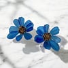  Mavi Renk Akrilik Model Ortası Altın Kaplama Tomurcuk Model Çiçek Küpe En:5 Boy:5 cm