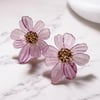  Mor Renk Akrilik Model Ortası Altın Kaplama Tomurcuk Model Çiçek Küpe En:5 Boy:5 cm