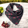  Siyah Üzerine Kiraz DesenliI %100 Koton Bandana