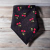 Siyah Üzerine Kiraz DesenliI %100 Koton Bandana
