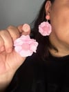 Açık Pembe Renk Çiçek Figürlü Kumaş Özellikli Yaz Küpesi, Sallantılı Küpe