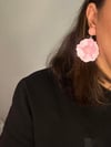Açık Pembe Renk Çiçek Figürlü Kumaş Özellikli Yaz Küpesi, Sallantılı Küpe