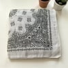 Beyaz Renk  desenli %100 Koton Bandana