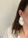 Beyaz Renk Sedefli Akrilik Sallantılı Model Küpe Uzunluk:7 cm