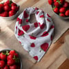 Beyaz Üzerine Çilek Desenli %100 Koton Bandana