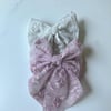Beyaz ve Lila Renk Güpürlü Kuyruklu Model Klipsli Toka En:15 Boy:17 cm