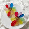 Çok Renkli Akrilik Model Ortası Altın Kaplama Tomurcuk Model Çiçek Küpe En:5 Boy:5 cm